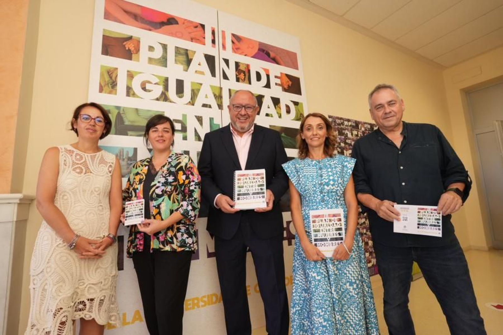 Manuel Torralbo y Sara Pinzi junto a la unidad de igualdad.