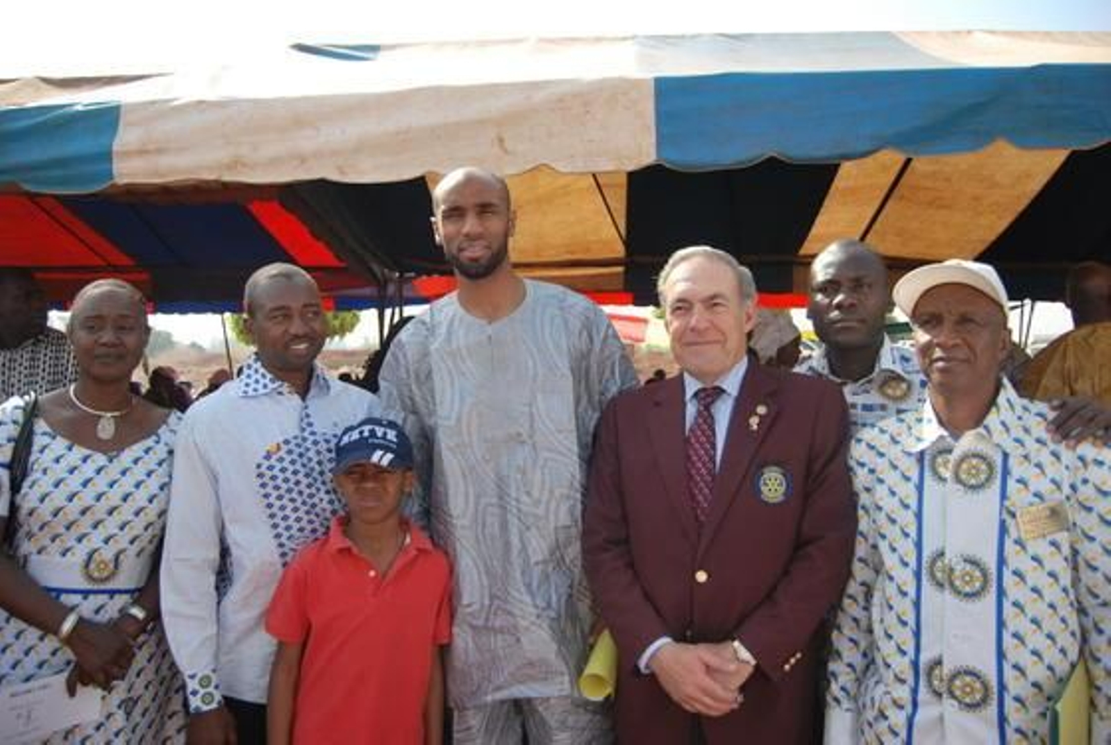 El sevillista Kanoute junto a varios de los coordinadores.

Foto: Juan Antonio Solis