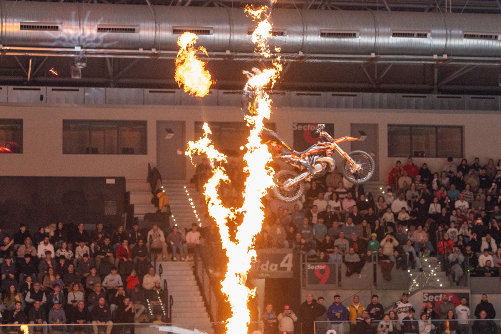 En imágenes: el Olivo Arena vibra con piruetas y motor en estado puro en el Soloflow Freestyle (1)