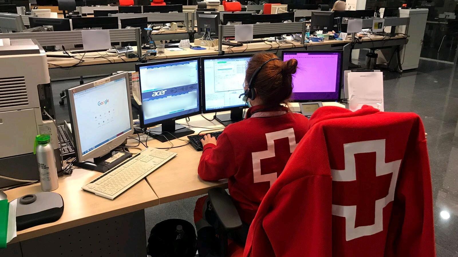 Una trabajadora de la institución humanitaria durante su jornada laboral.