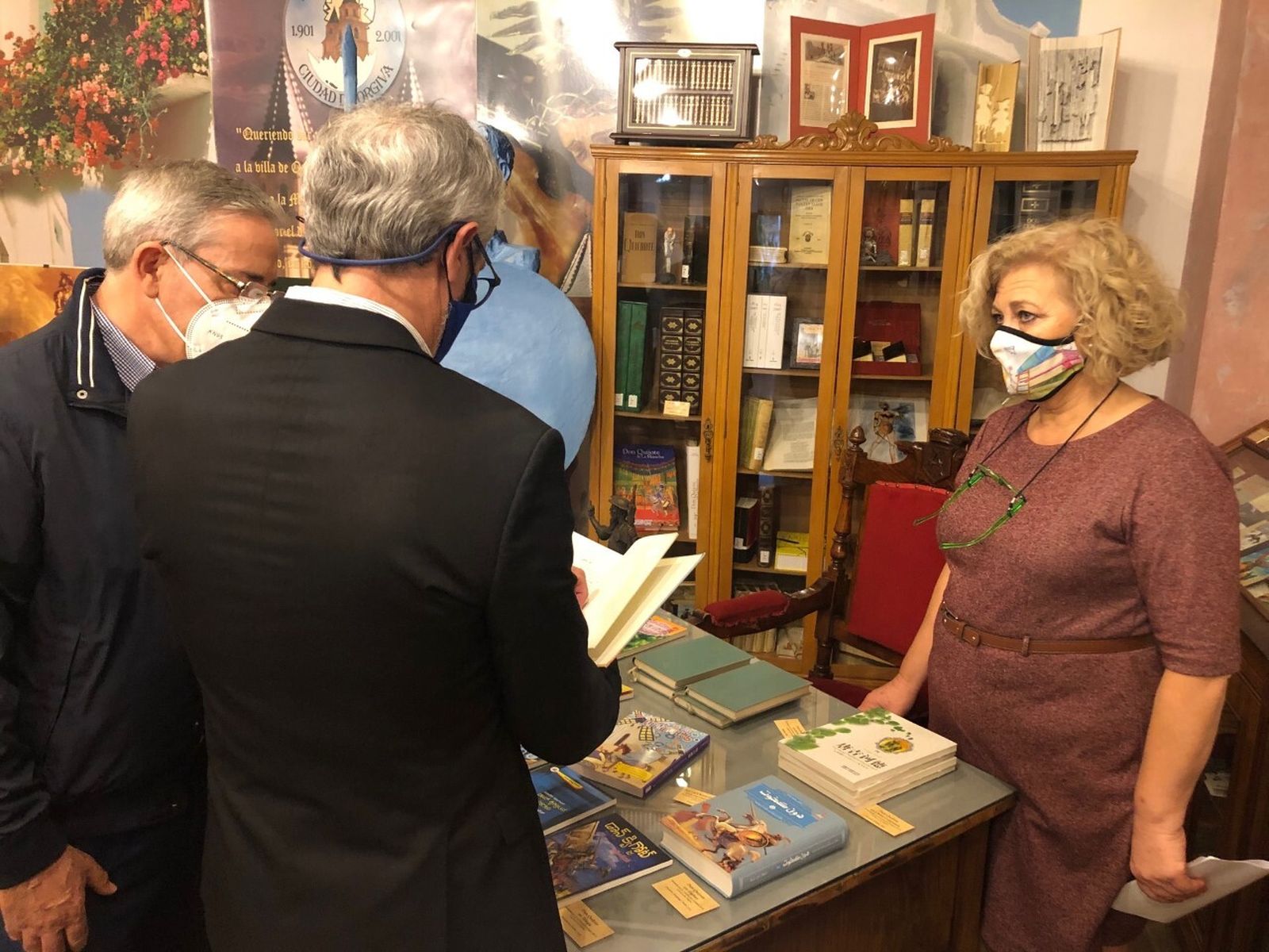 Recepción de los ejemplares en el Aula Cervantina de Órgiva.