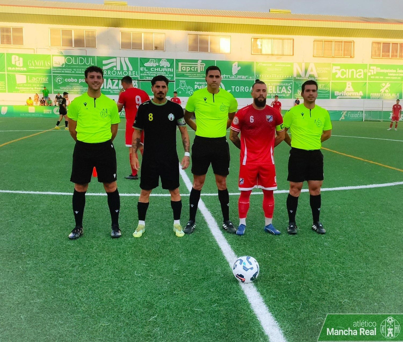 Juanma Espinosa y Migue Cobo, junto al trío arbitral.
