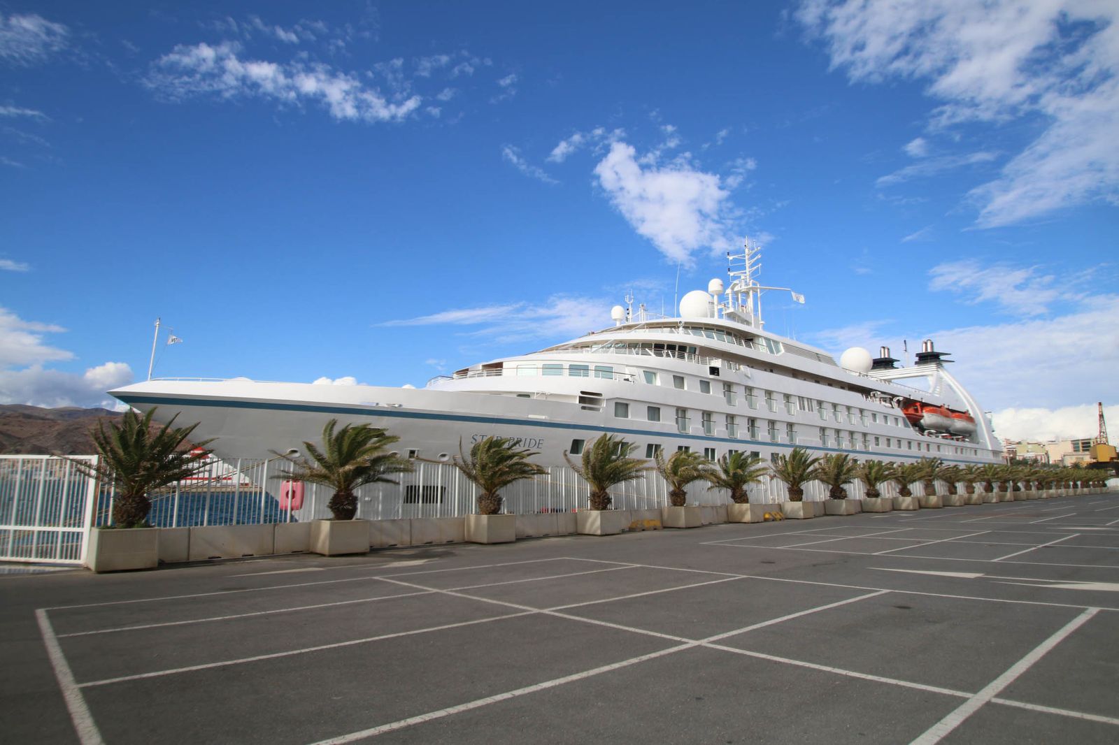 El buque-crucero, que tiene 134 metros de eslora y 5 de calado, atracado en el muelle de Levante de la capital.