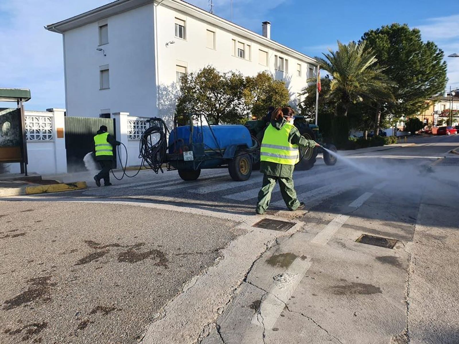 Tares de desinfección contra el coronavirus en Monturque.