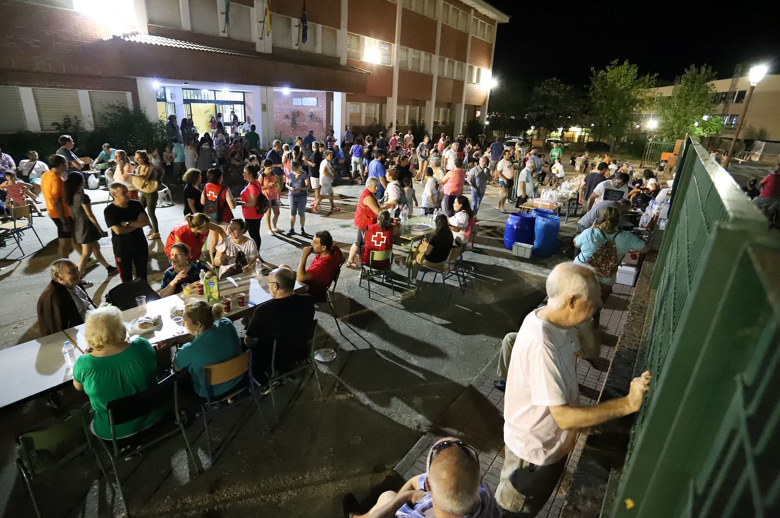 Imágenes de los evacuados de  Almonaster acogidos en Cortegana por el incendio