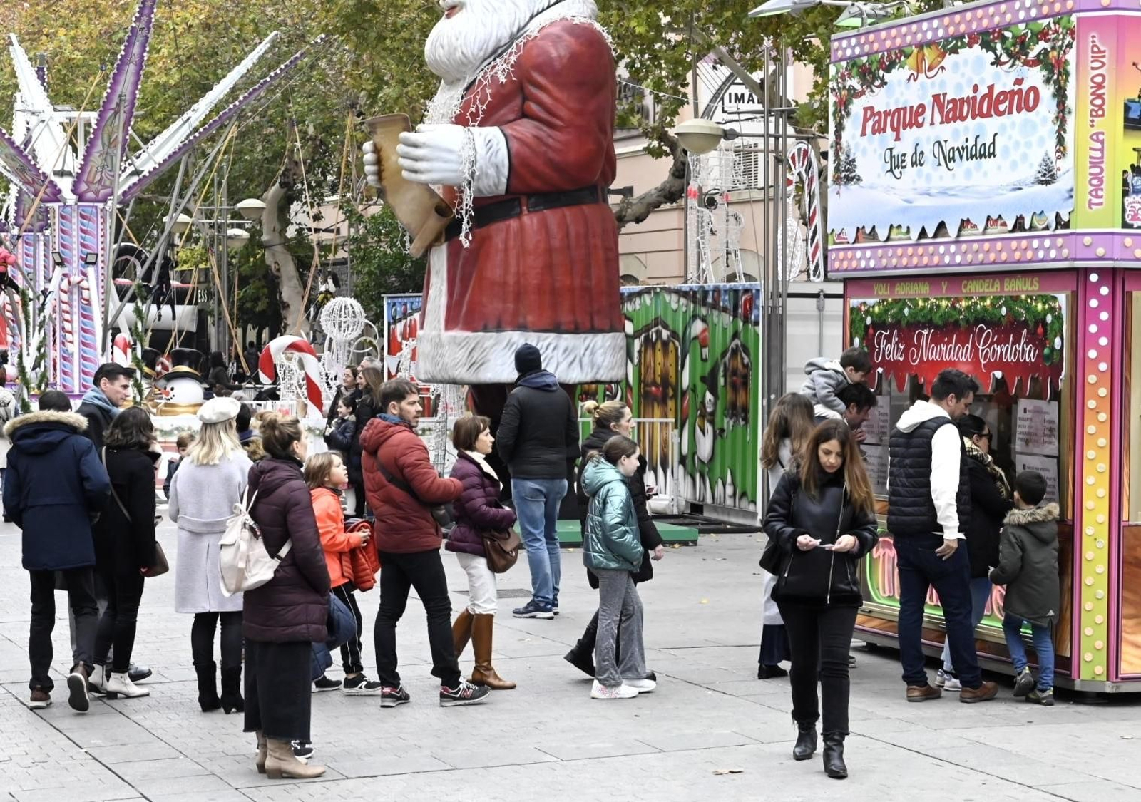 Ambiente en las calles del centro de Córdoba para despedir el año 2023, en imágenes