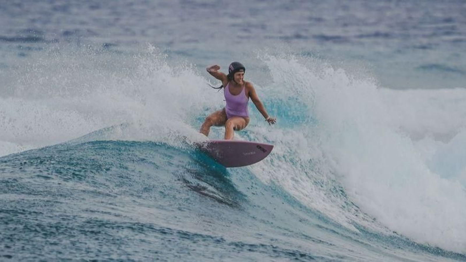 Muere una surfista italiana tras ser atacada por un pez aguja en Indonesia