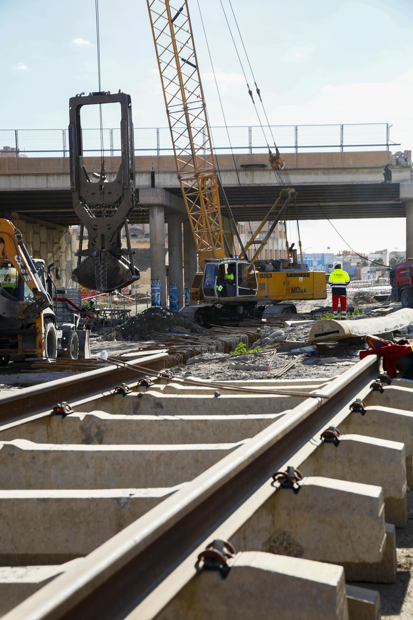 Las mejores imágenes del derribo en el puente de la autovía del aeropuerto y el túnel de La Goleta