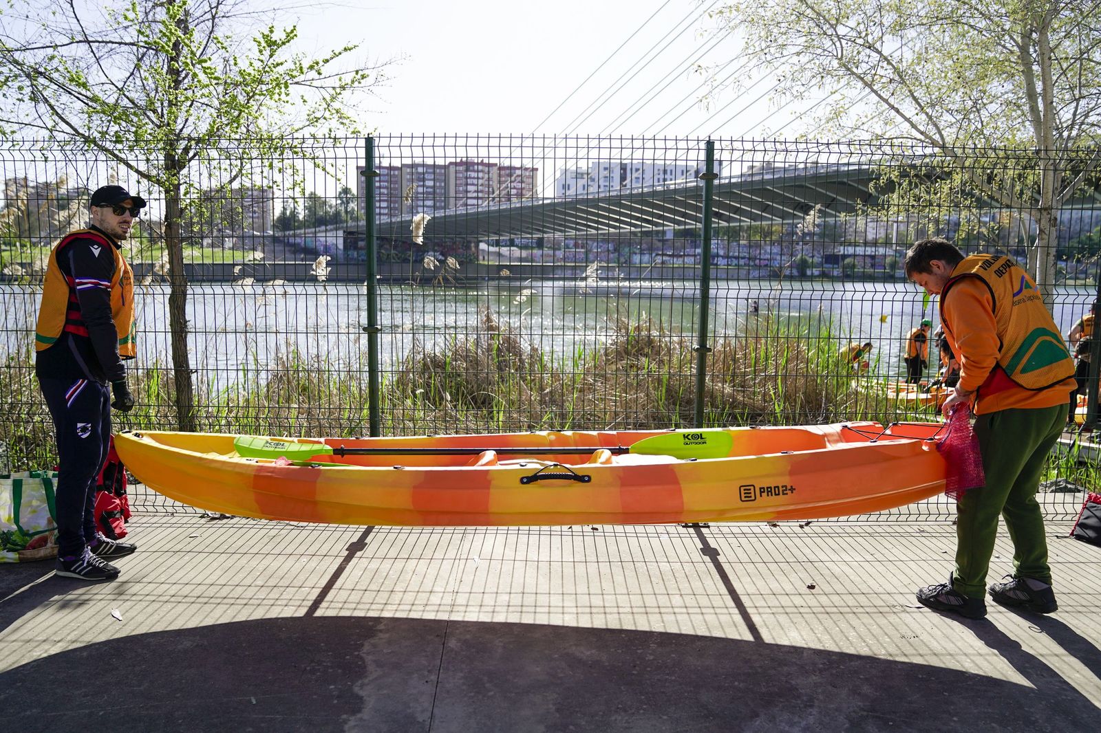 La limpieza solidaria del Guadalquivir en el Centro Náutico del Alamillo, todas las fotos