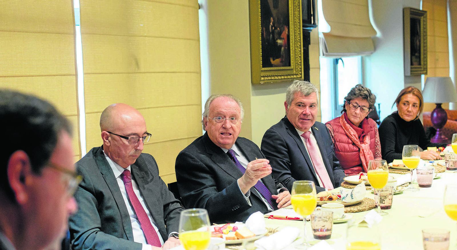 Los representantes de los colegios profesionales durante el desayuno informativo.