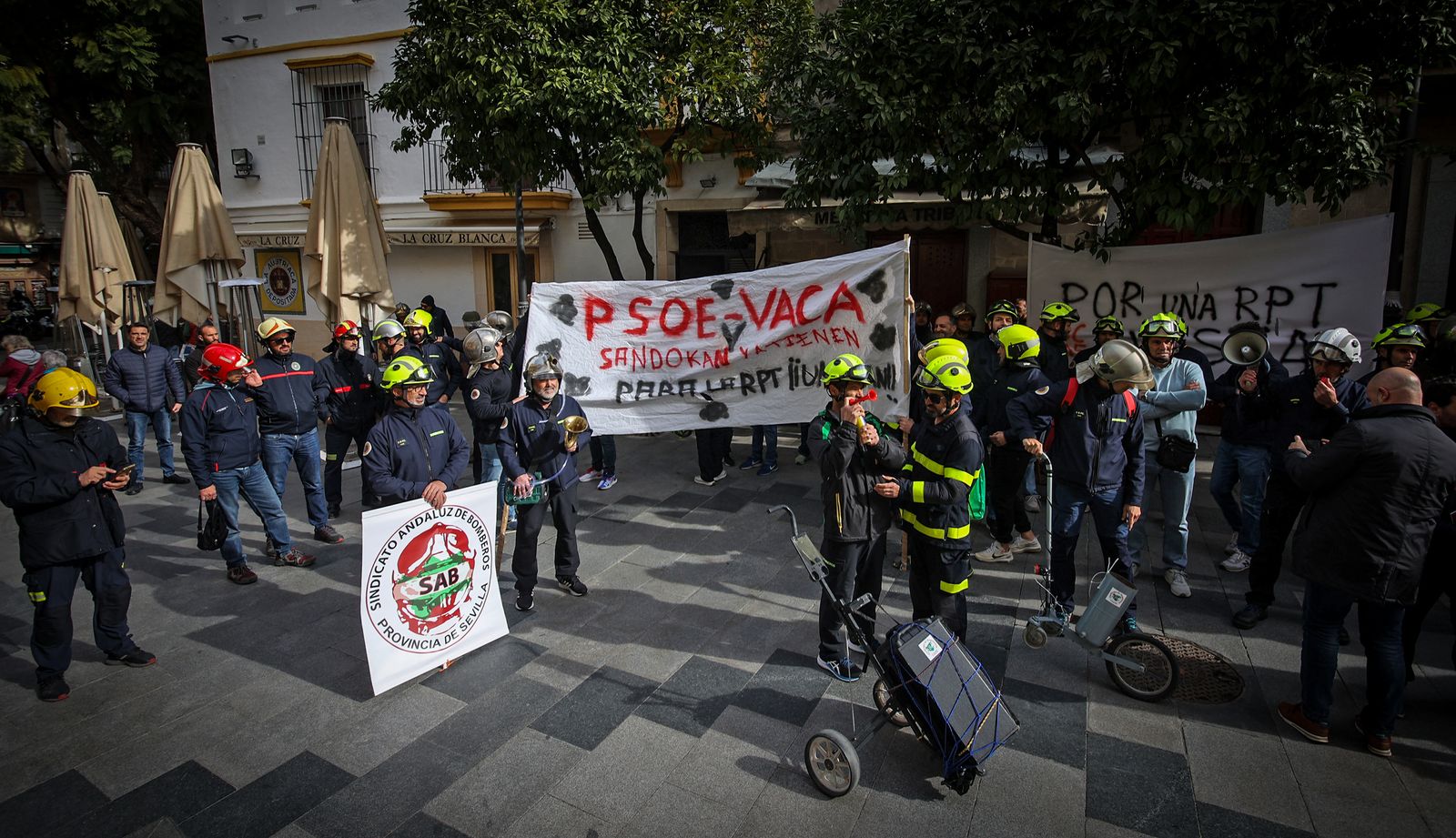 Los bomberos de Jerez marchan hasta el Ayuntamiento