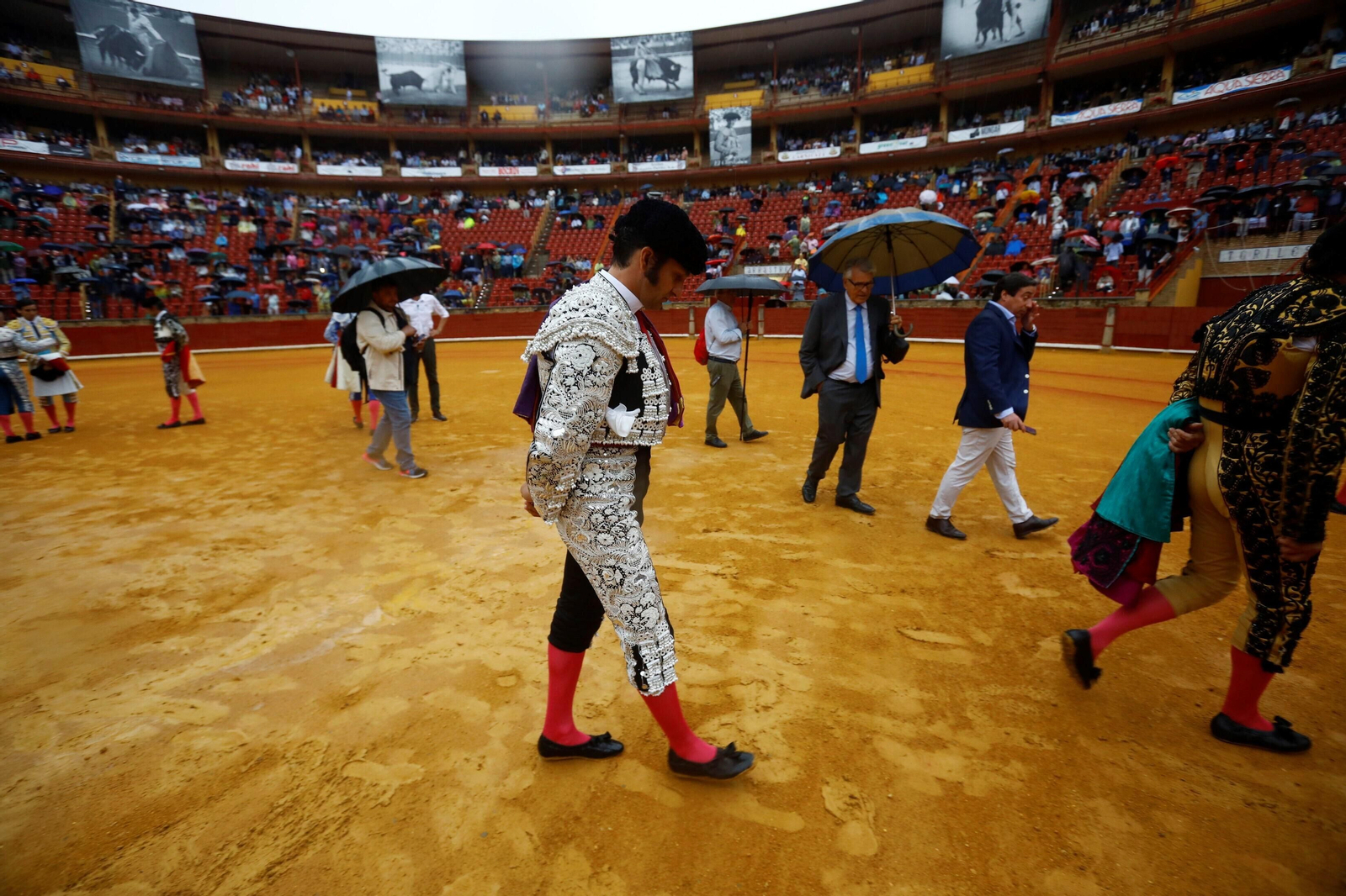 La lluvia obliga a aplazar la corrida de toros de este sábado en Córdoba, en imágenes