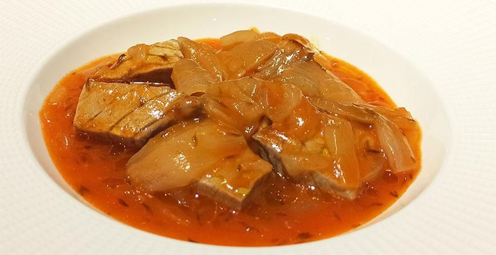 Atún encebollado, plato típico de Cádiz