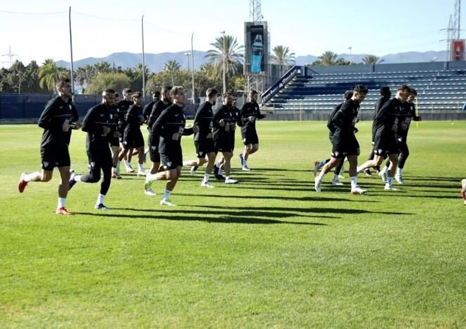 Pablo Chavarría, el primero a la izquierda, en el entreno del martes.