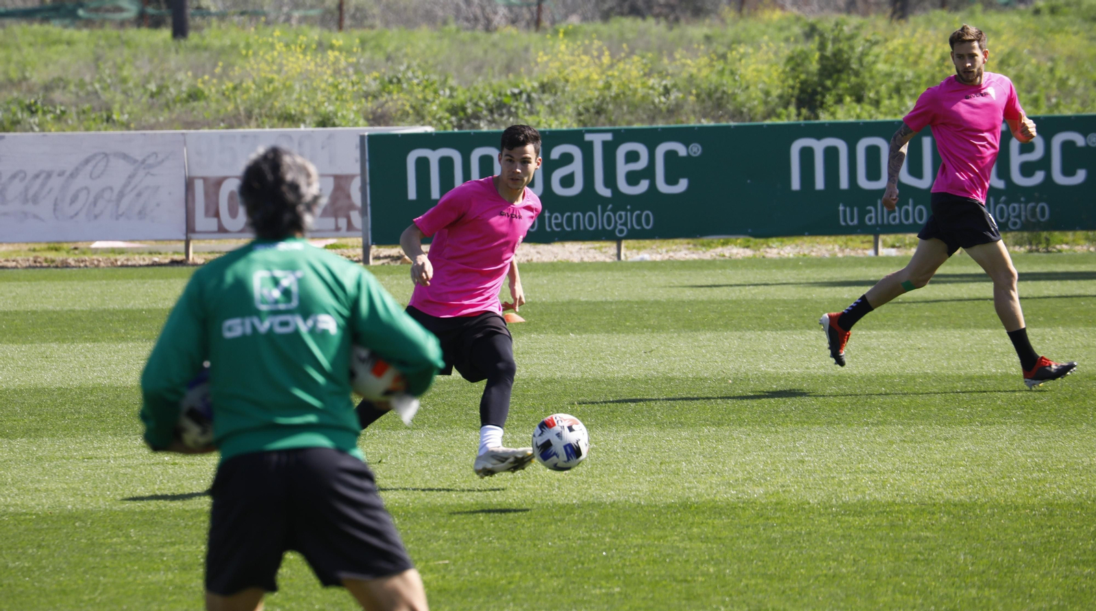 Luismi toca un balón en un ejercicio ante Pablo Alfaro y Nahuel Arroyo.