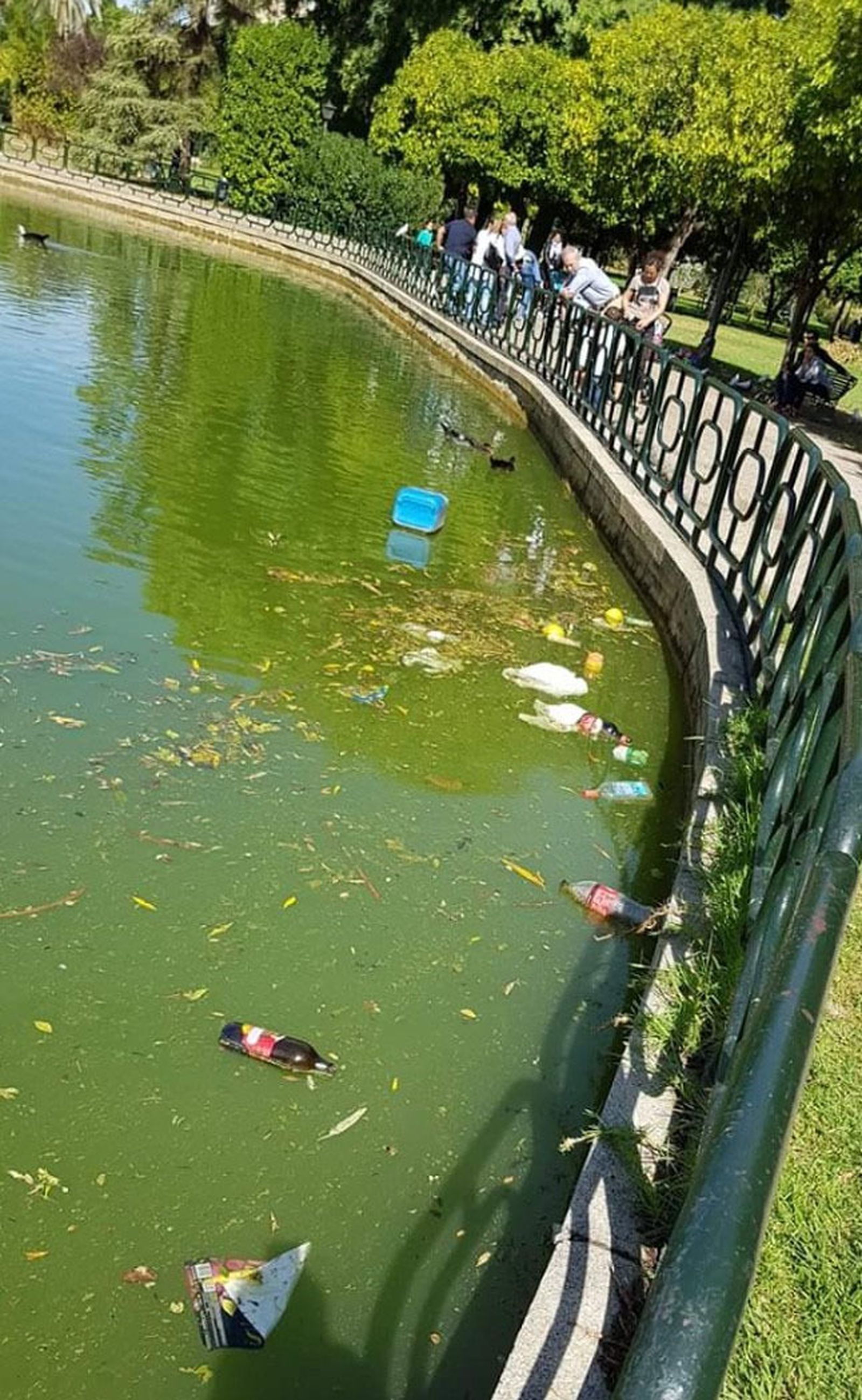 Restos de 'botellona' en Viapol y Parque de los Príncipes