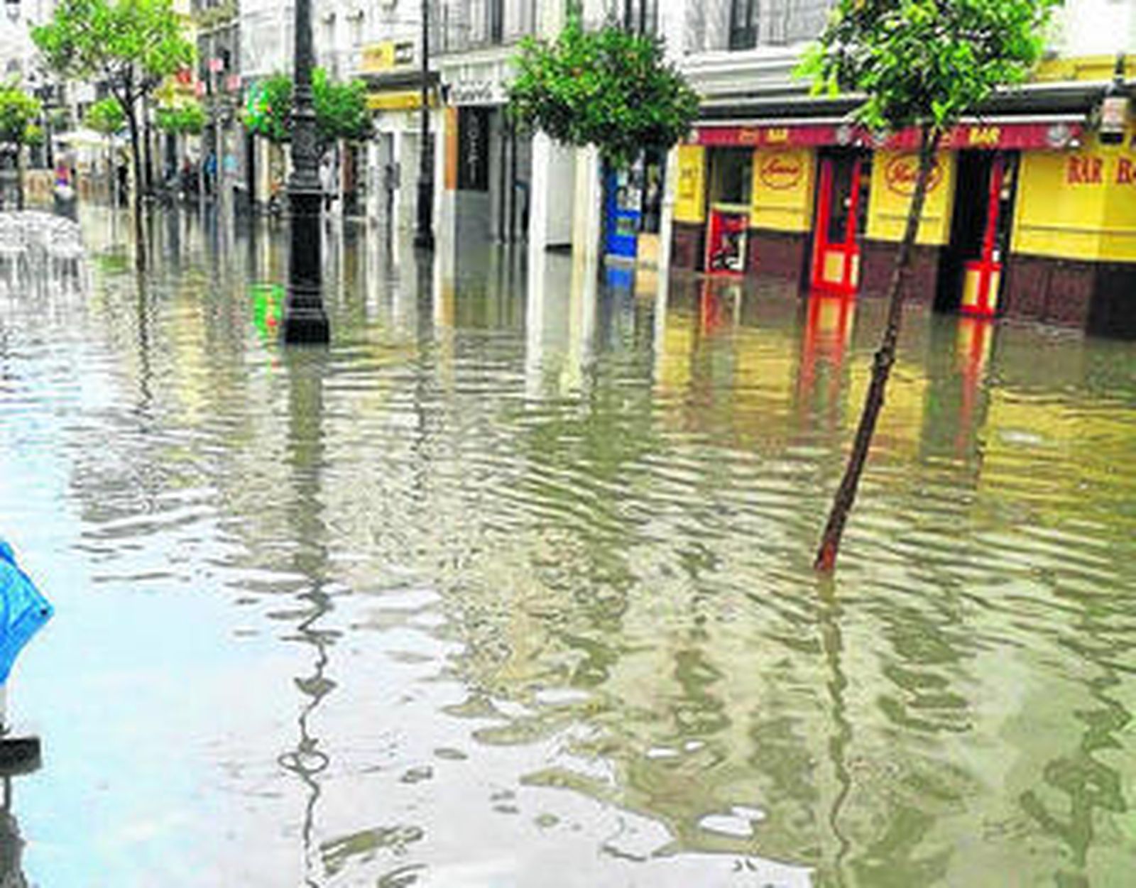 Foto denuncia de IU de pasadas inundaciones en el centro de la ciudad.