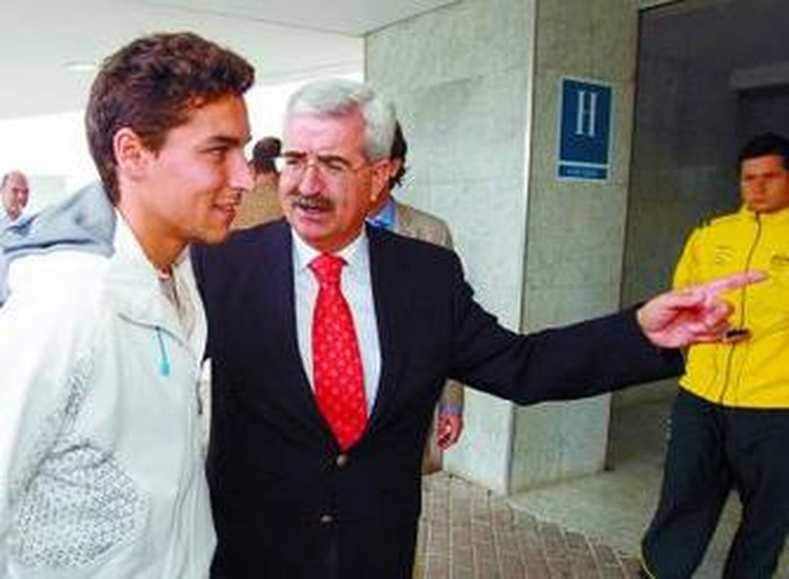 1. Luciano Alonso, consejero de Turismo, Comercio y Deporte, estrecha las manos de José León y José María del Nido tras el acto de presentación del político ante el sector deportivo autonómico. 2. Manuel Jiménez Barrios, secretario general de Deporte de la Junta de Andalucía, junto a Jesús Navas.  3. Fernando Vega atiende a los diversos medios de comunicación congregados en el Hotel Barceló Renacimiento.