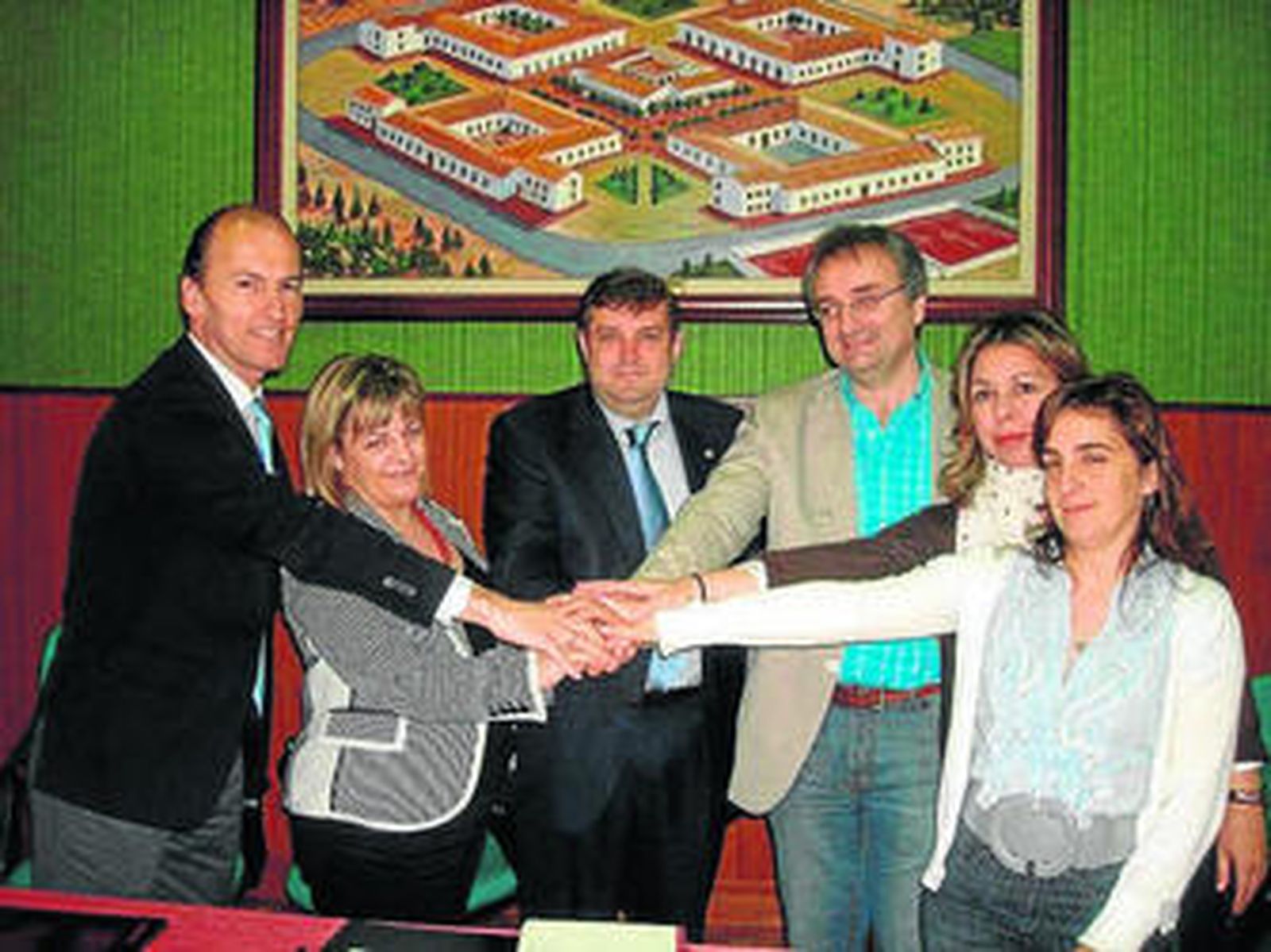 El rector y los delegados, tras la firma del acuerdo.