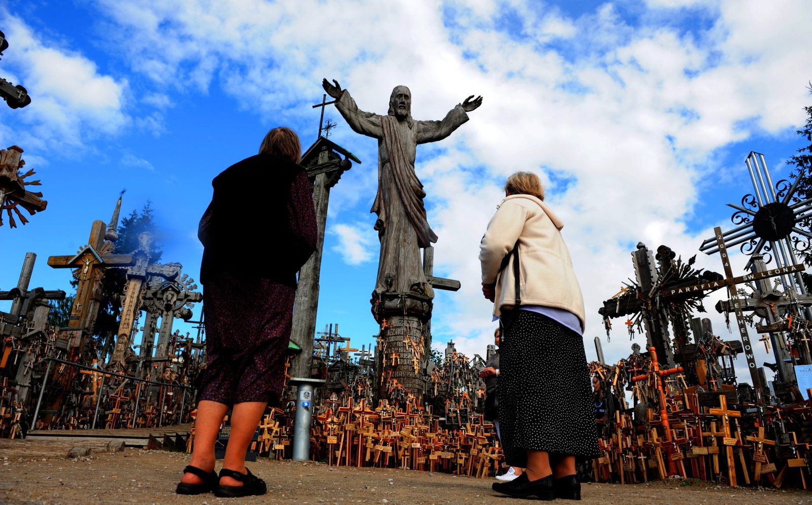 Estatua de Jesús en el Monte de las Cruces en la ciudad de Siauliai, en Lituania.