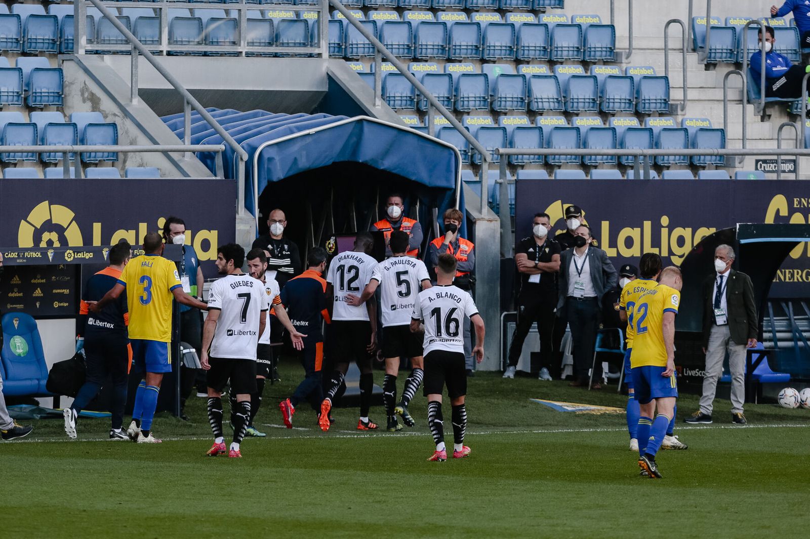 Momento en que los jugadores del Valencia se van del partido.