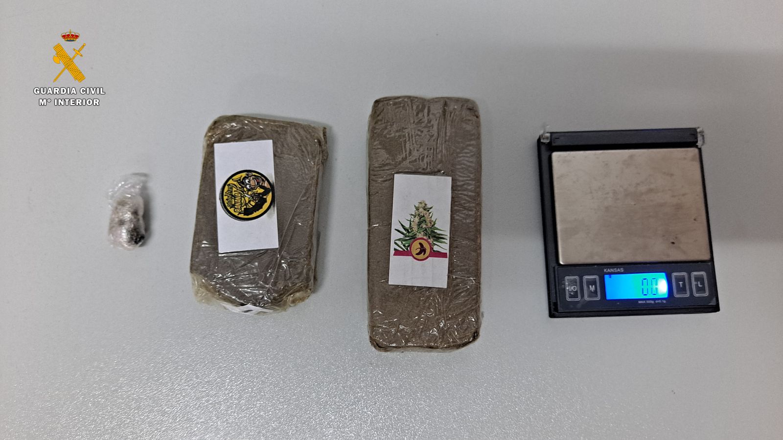 Hachís y báscula de precisión intervenidos en el control de la Guardia Civil en Lucena.