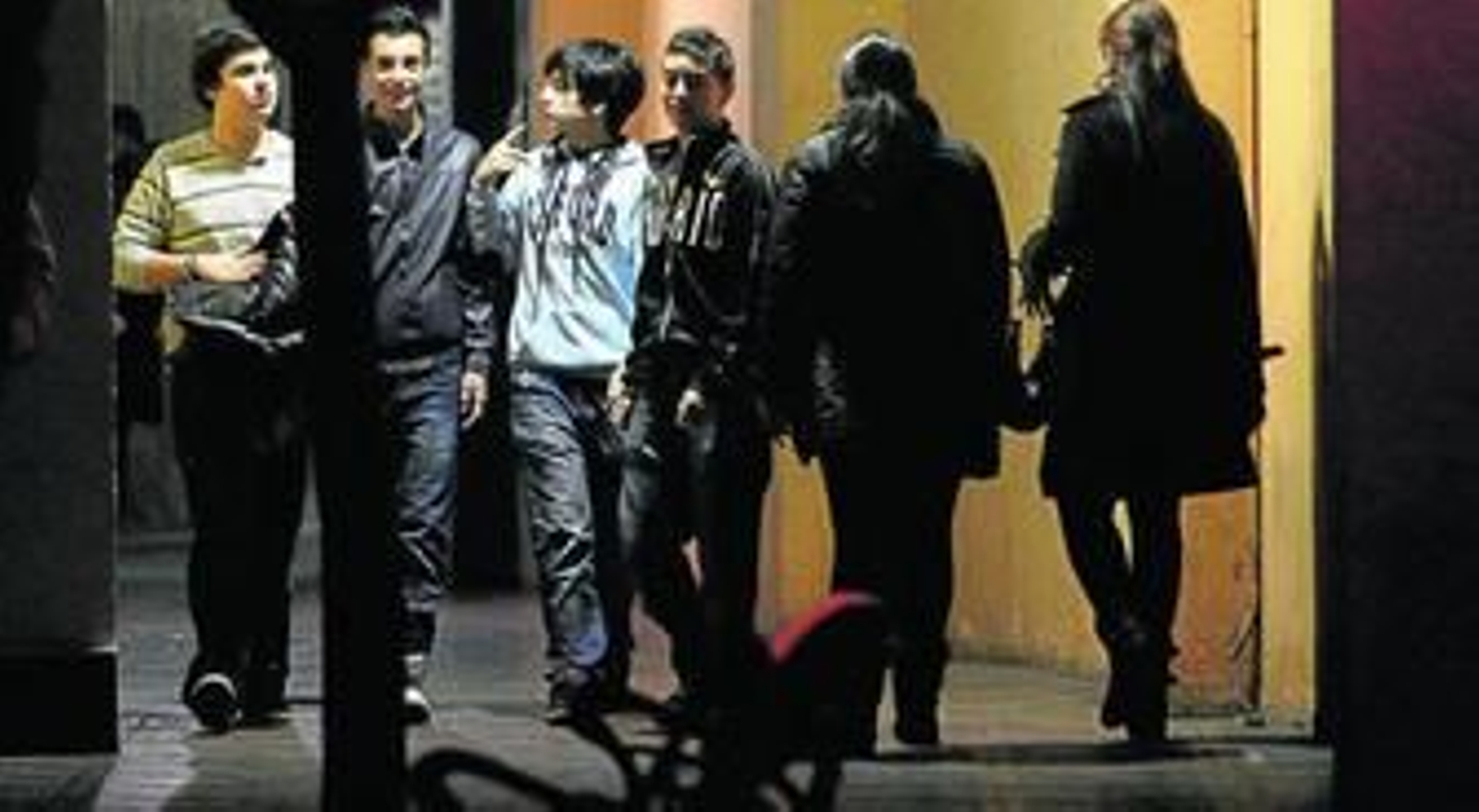 Chavales transitan por uno de los pasajes de acceso a la Plaza de la Constitución.