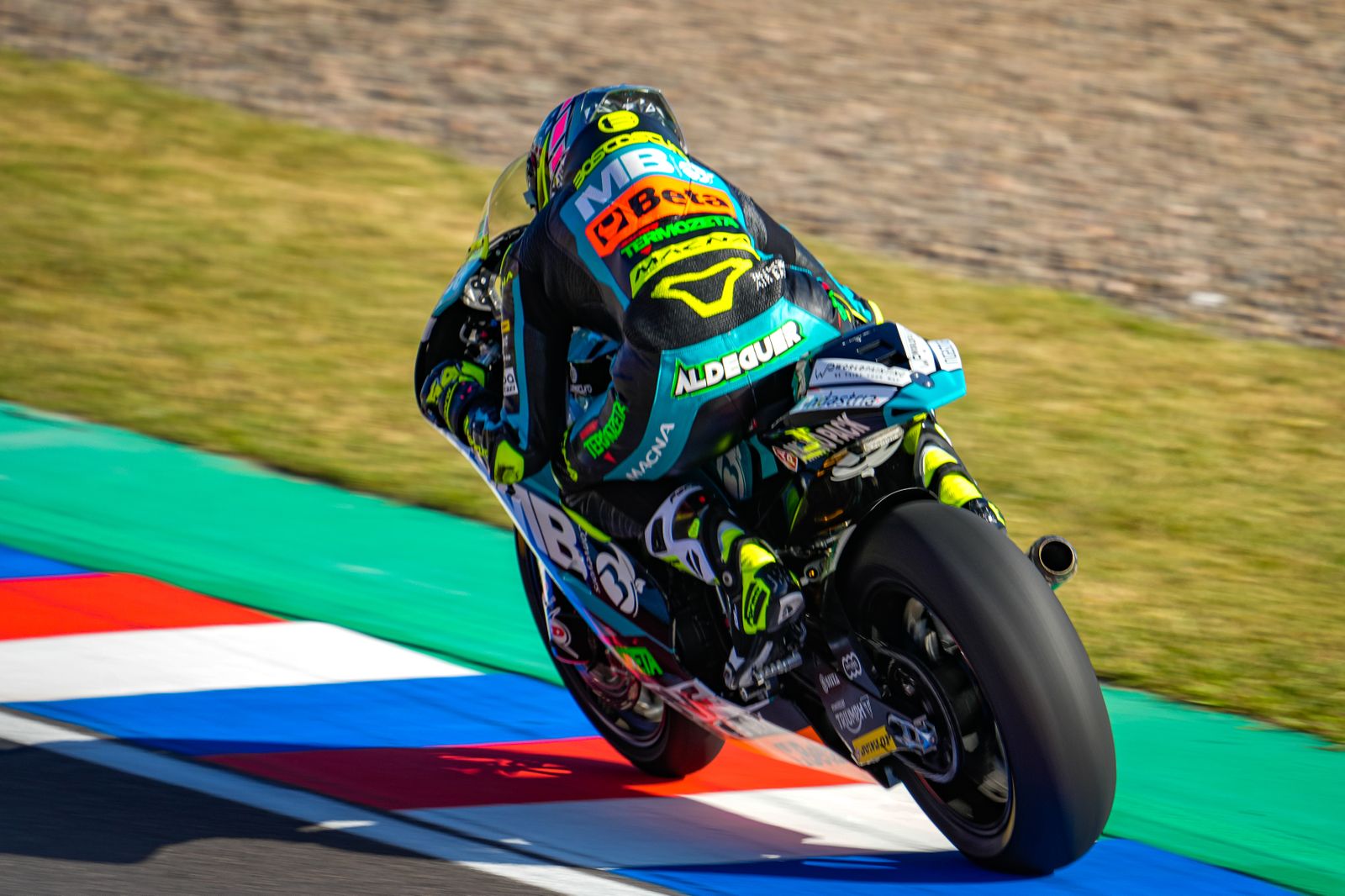 Fermín Aldeguer, con 16 años, es el piloto más joven conseguir una 'pole' de Moto2.