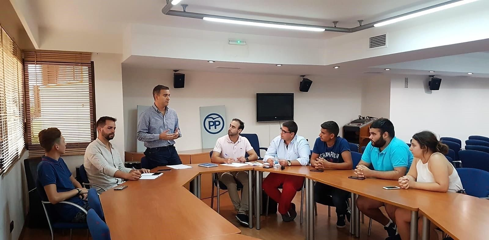 El parlamentario Amós García se reunió con los jóvenes populares.