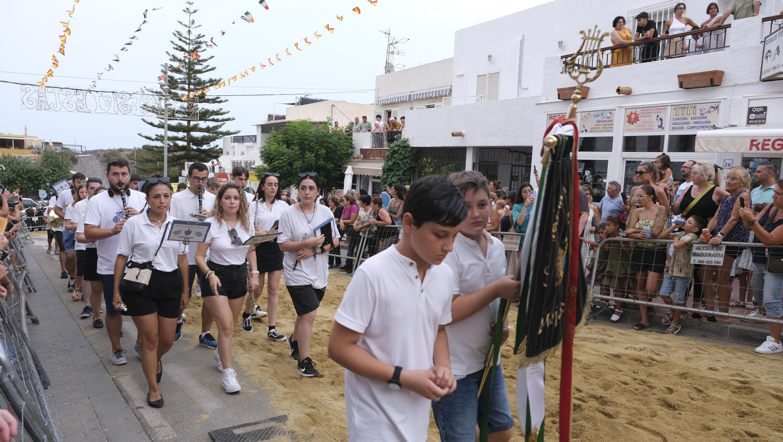 La popular carrera de cintas a caballo de las Fiestas de Mojácar, en imágenes