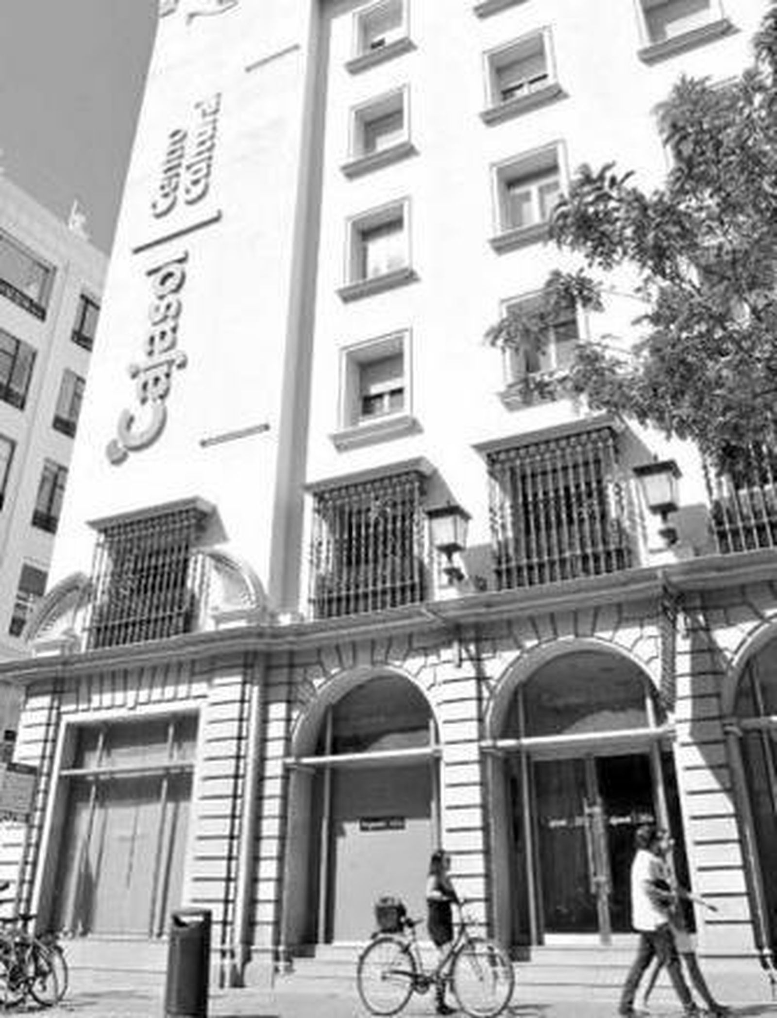 La fachada principal del Centro Cultural Cajasol, antiguo teatro Álvarez Quintero, en la calle Laraña.