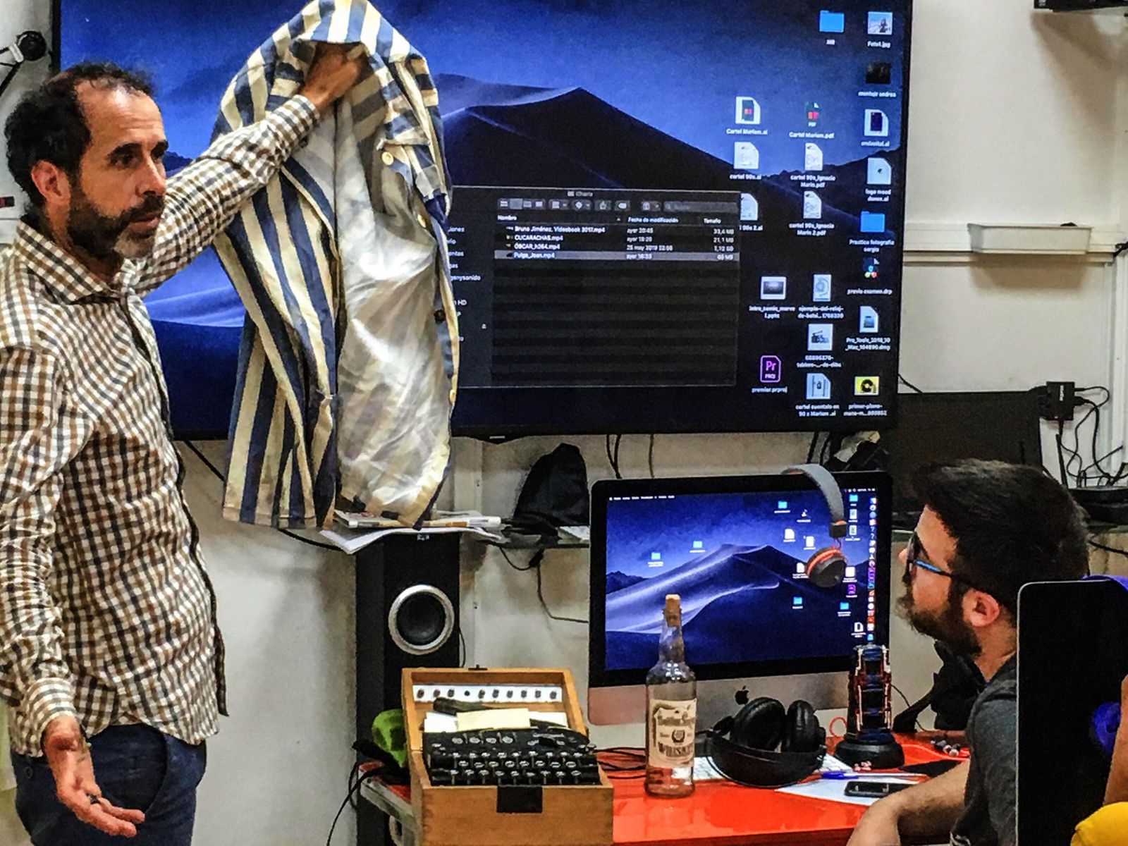 Leonardo Giménez impartió una charla sobre atrezzo en la EISO.