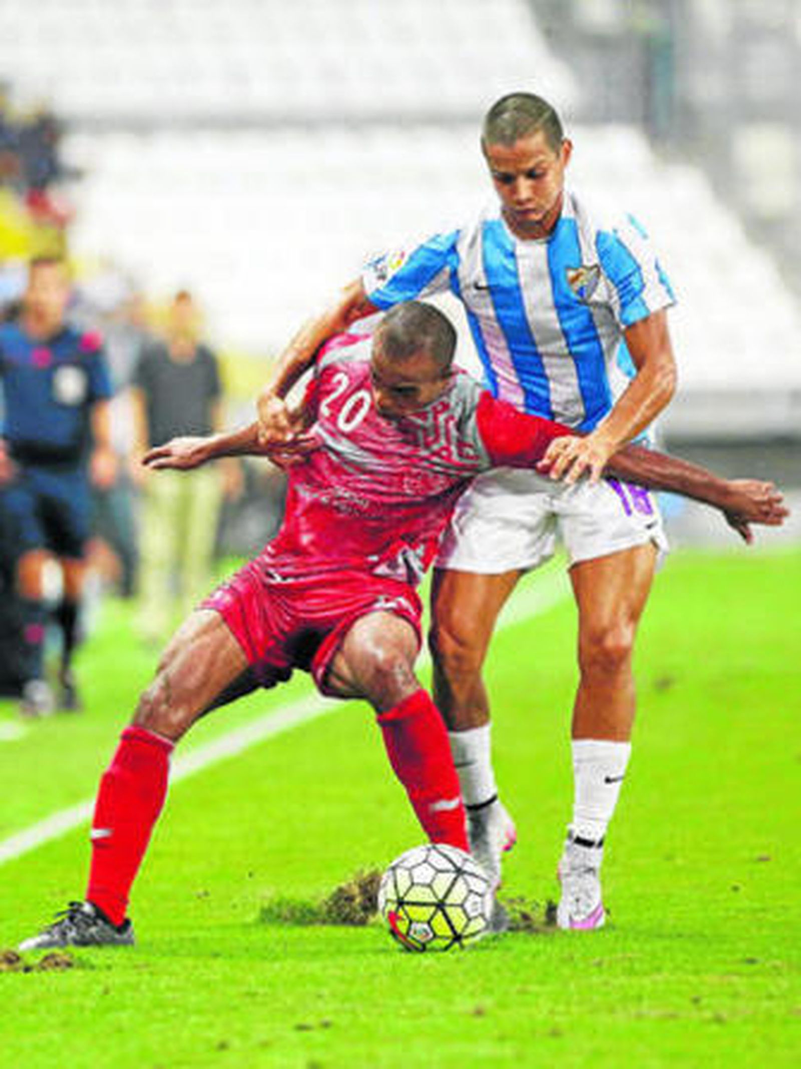 Rosales forcejea con un jugador del Lekhwiya.