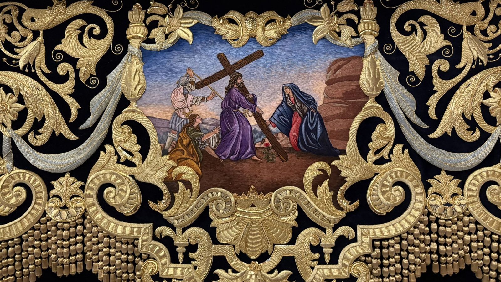 Imagen del bordado y diseño de la bambalina interior trasera del palio de la Virgen del Dulce Nombre.