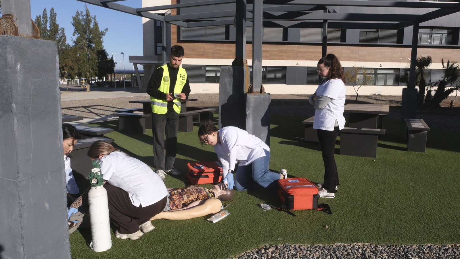 La Facultad de Ciencias de la Salud de la UAL suma a sus instalaciones una ambulancia didáctica