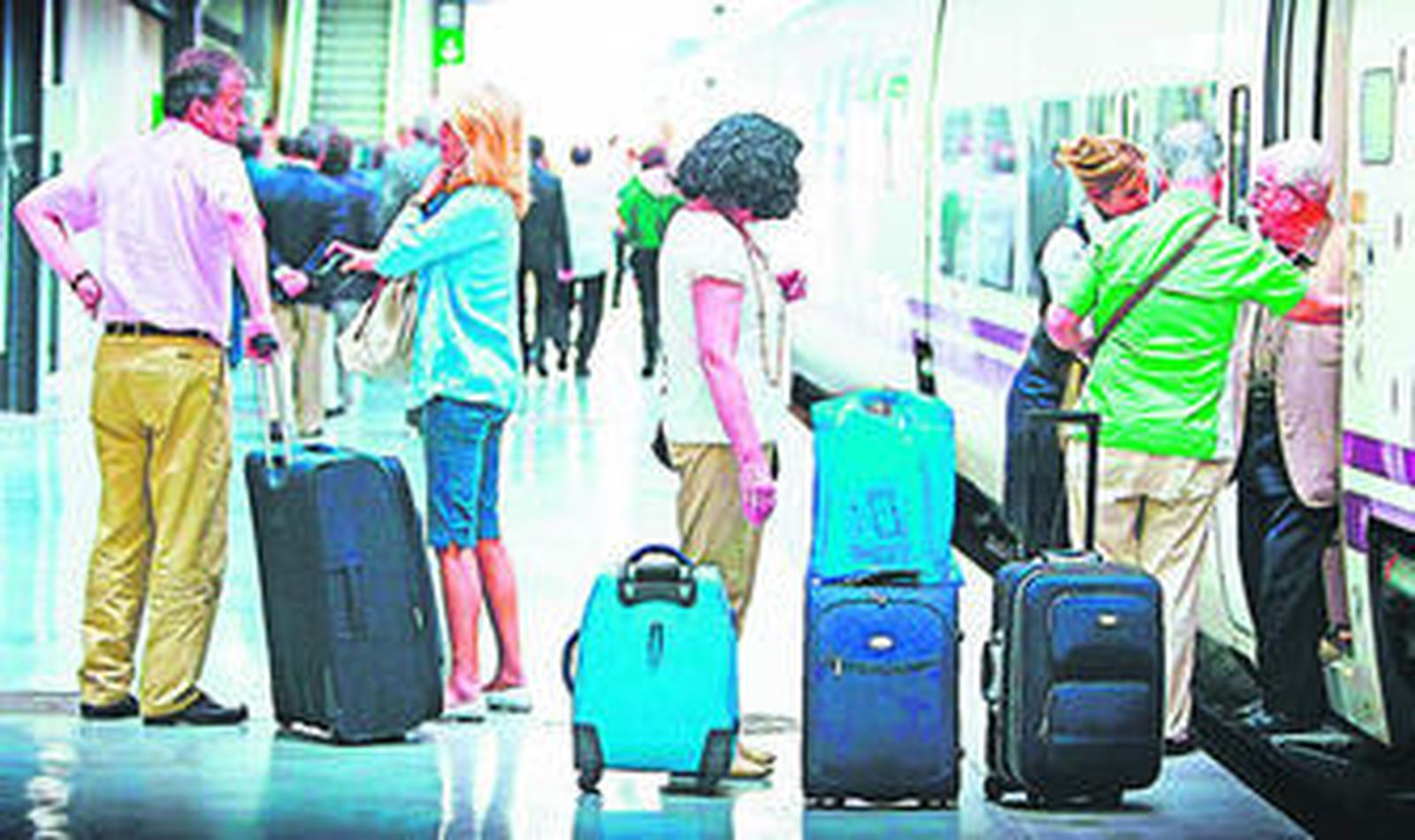 Varios pasajeros embarcan en uno de los trenes Alvia que cubren el trayecto a Madrid en la estación de Cádiz.