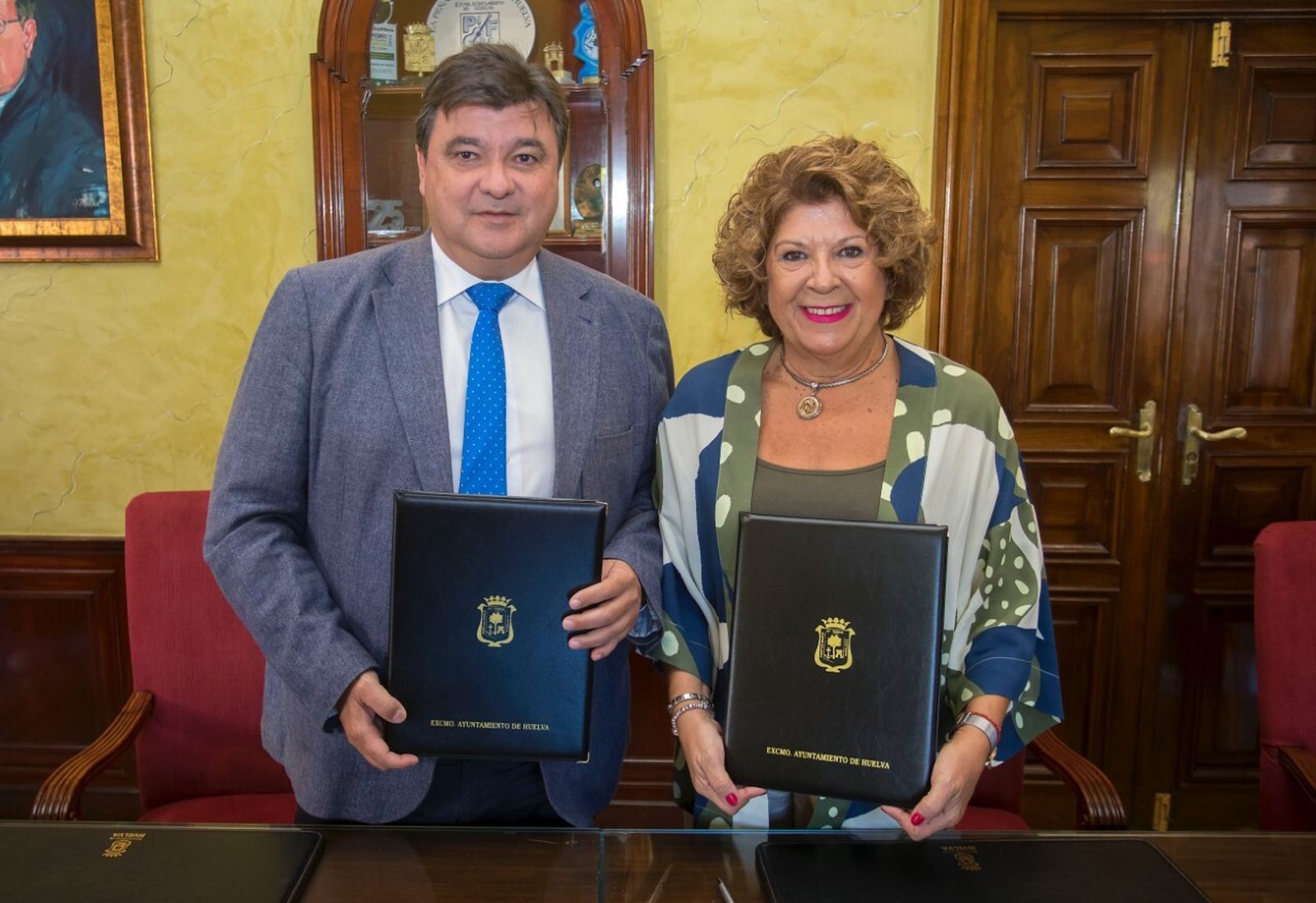 Gabriel Cruz y Rocío Muñoz, tras la firma del acuerdo.