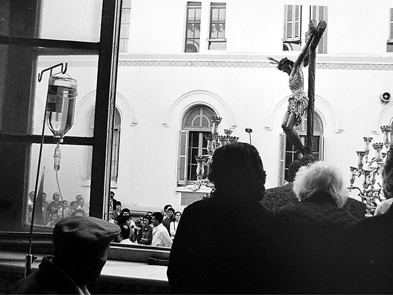 El Cristo de la Misericordia por el interior del Hospital de Mora.