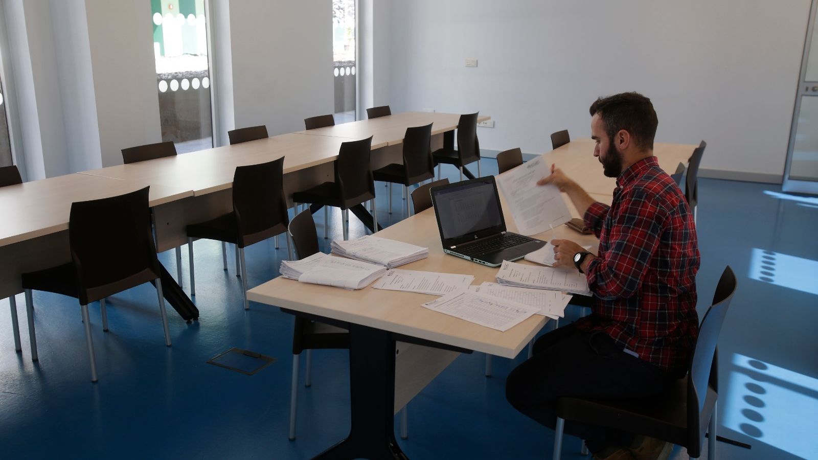 Daniel Benjumea corrige exámenes en una de las salas comunes de la residencia.