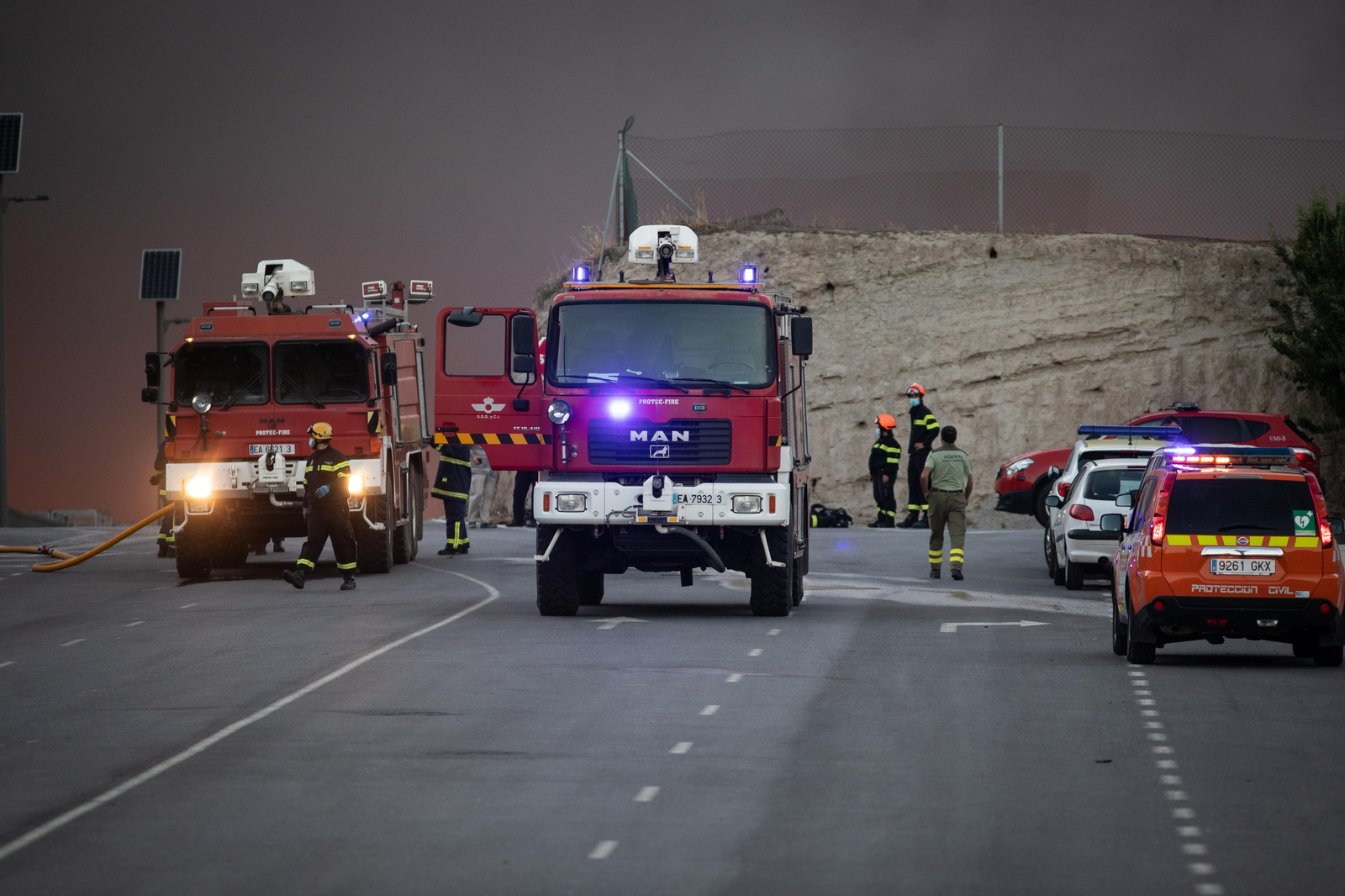 Las imágenes del incendio en una nave de Otura y la columna de humo que cubre Granada