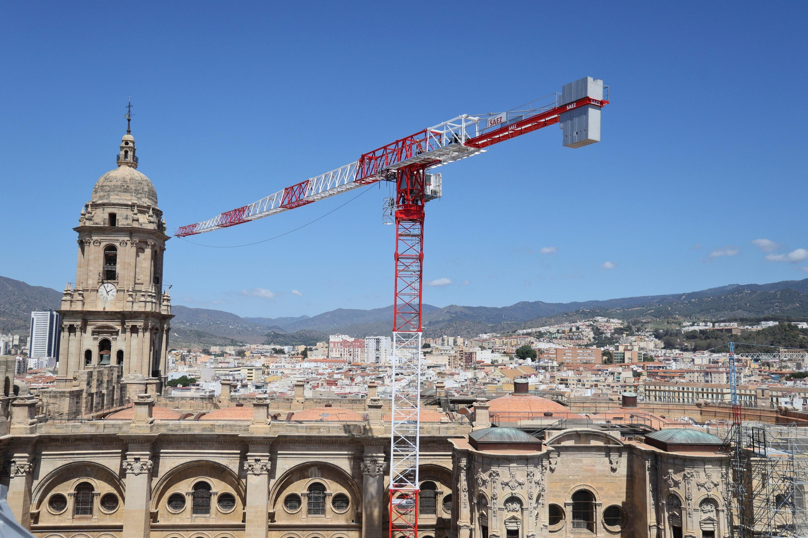 Colocan la primera viga de la nueva cubierta de la Catedral de Málaga, en fotos