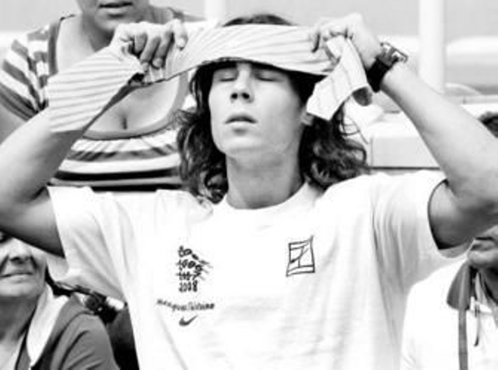 Rafa Nadal se coloca una cinta en el pelo momentos antes del entrenamiento de ayer.