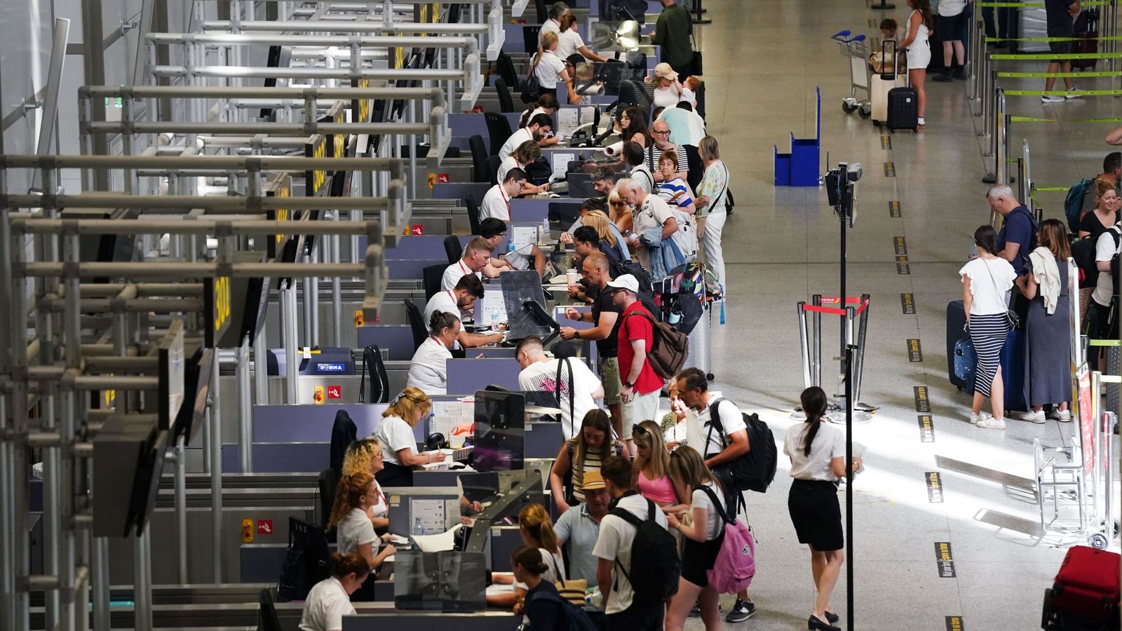 Colas de viajeros en el aeropuerto de Málaga.