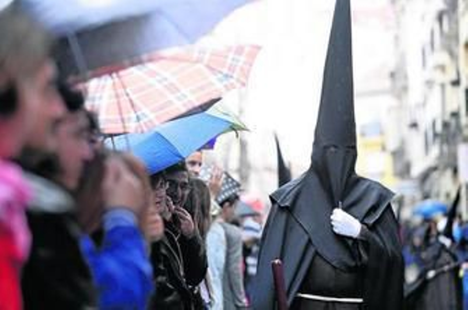 Los paraguas fueron parte del escenario de la Semana Santa el Domingo de Ramos y Lunes Santo.
