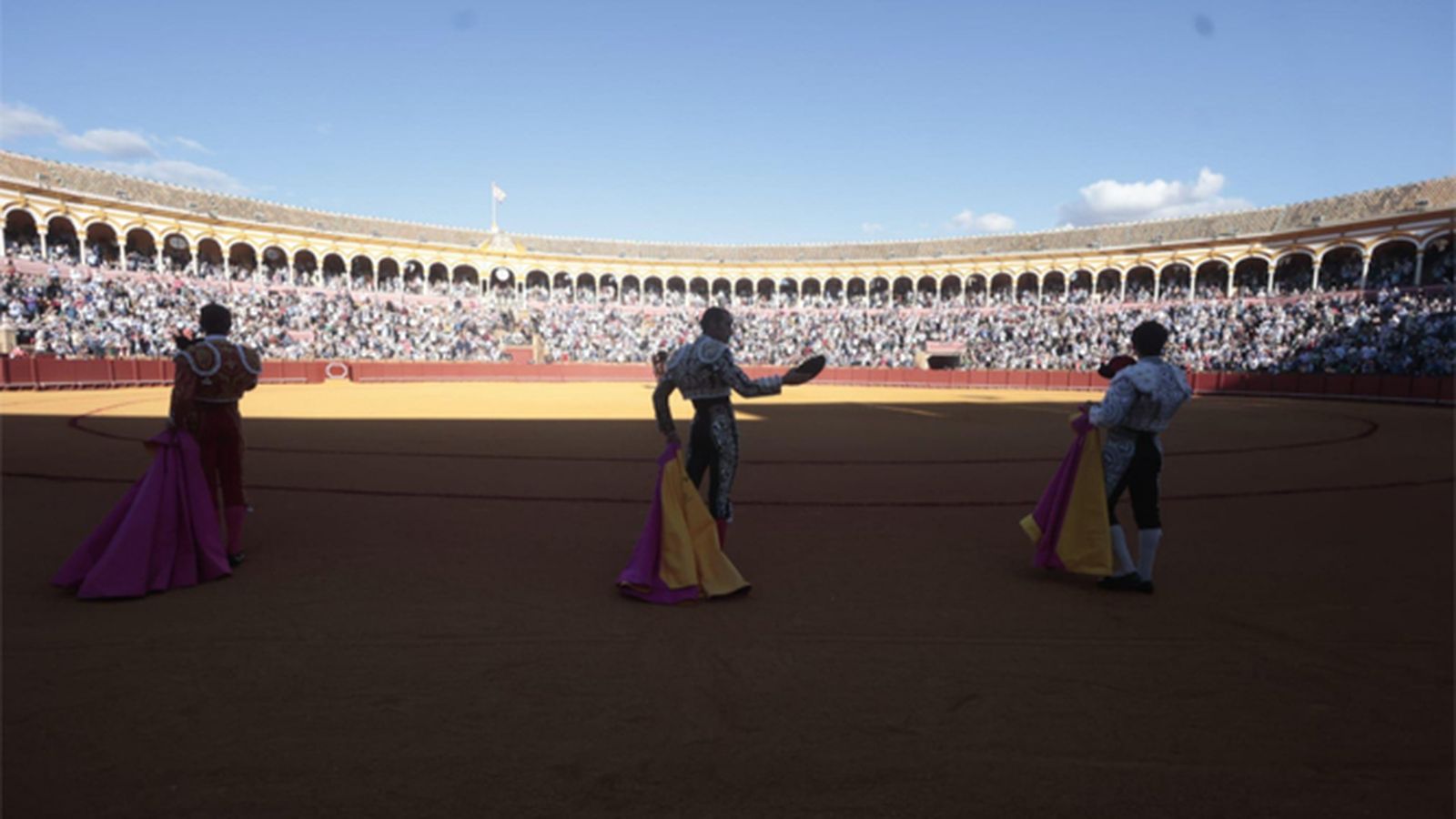 Inicio del paseíllo de la última corrida de la Feria de San Miguel.
