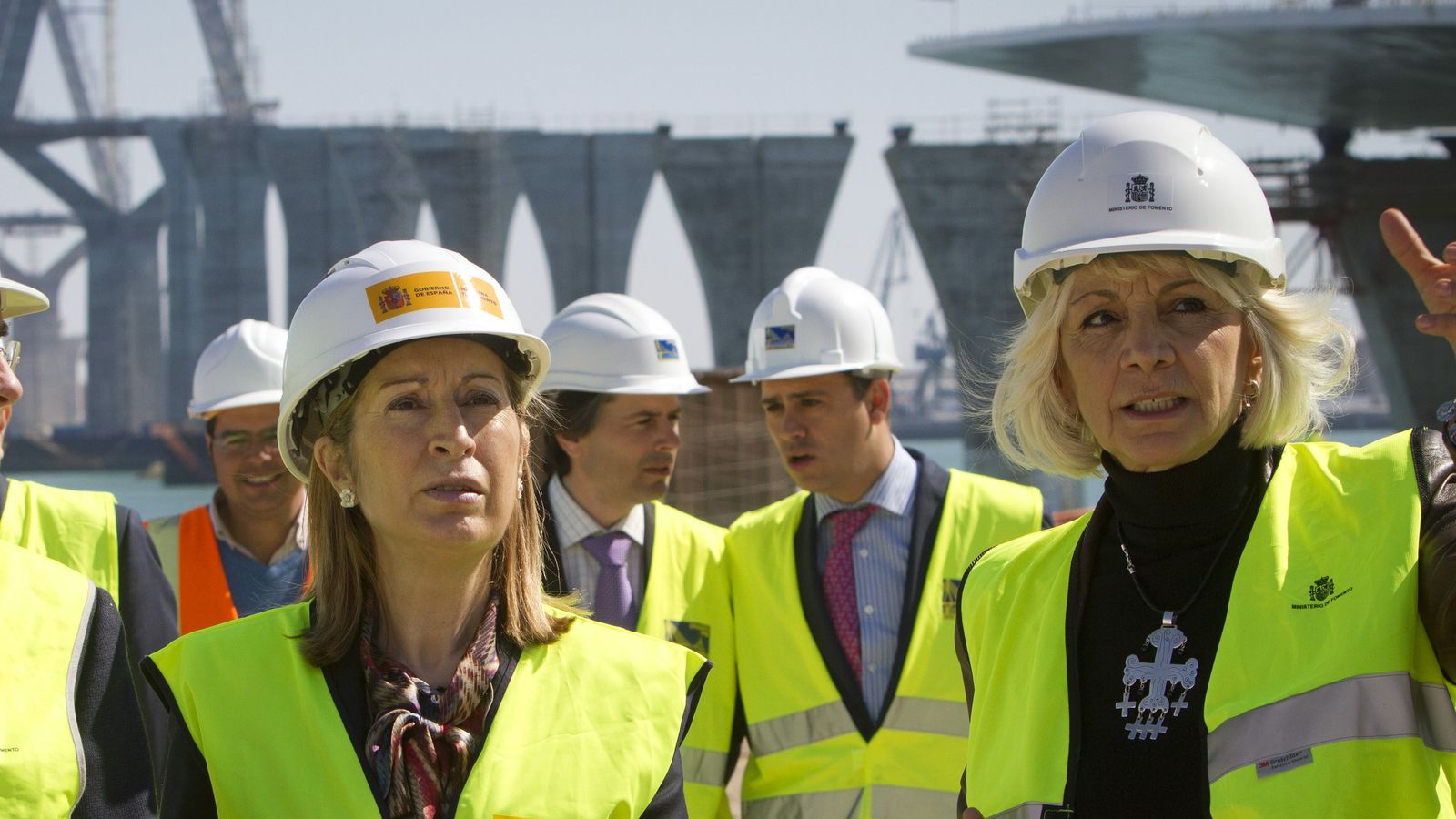 Teófila Martínez durante una visita a las obras del puenste