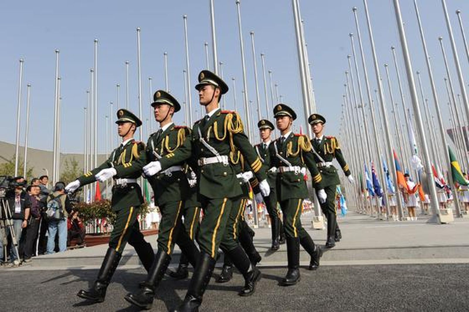 Guardias de honor chinos marchan tras una ceremonia de izamiento de bandera de todos los países participantes en la Expo Mundial de Shanghai 2010.

Foto: AFP Photo