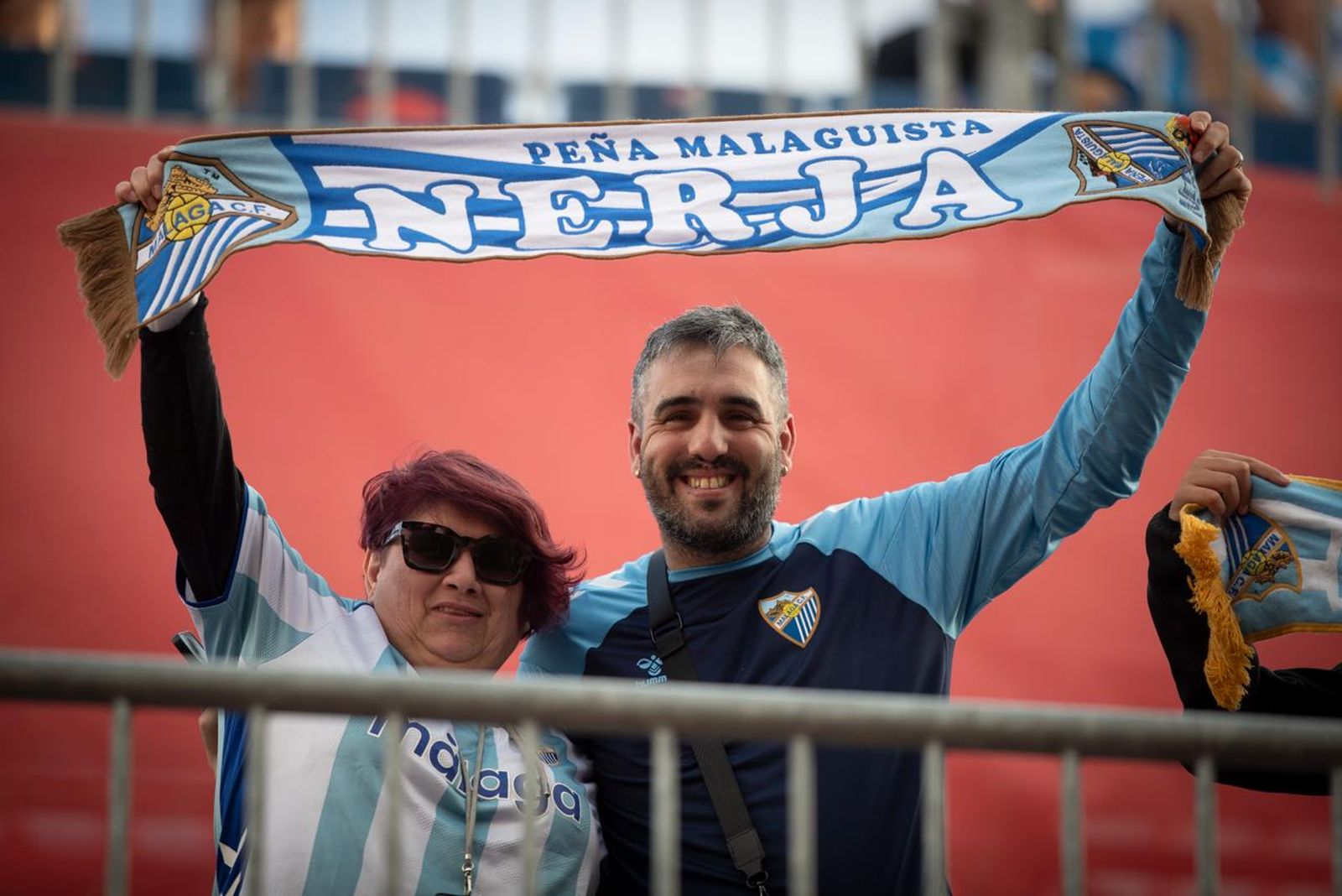 Encuéntrate en la grada del Estadio Nuevo Los Cármenes durante el Granada CF-Málaga CF