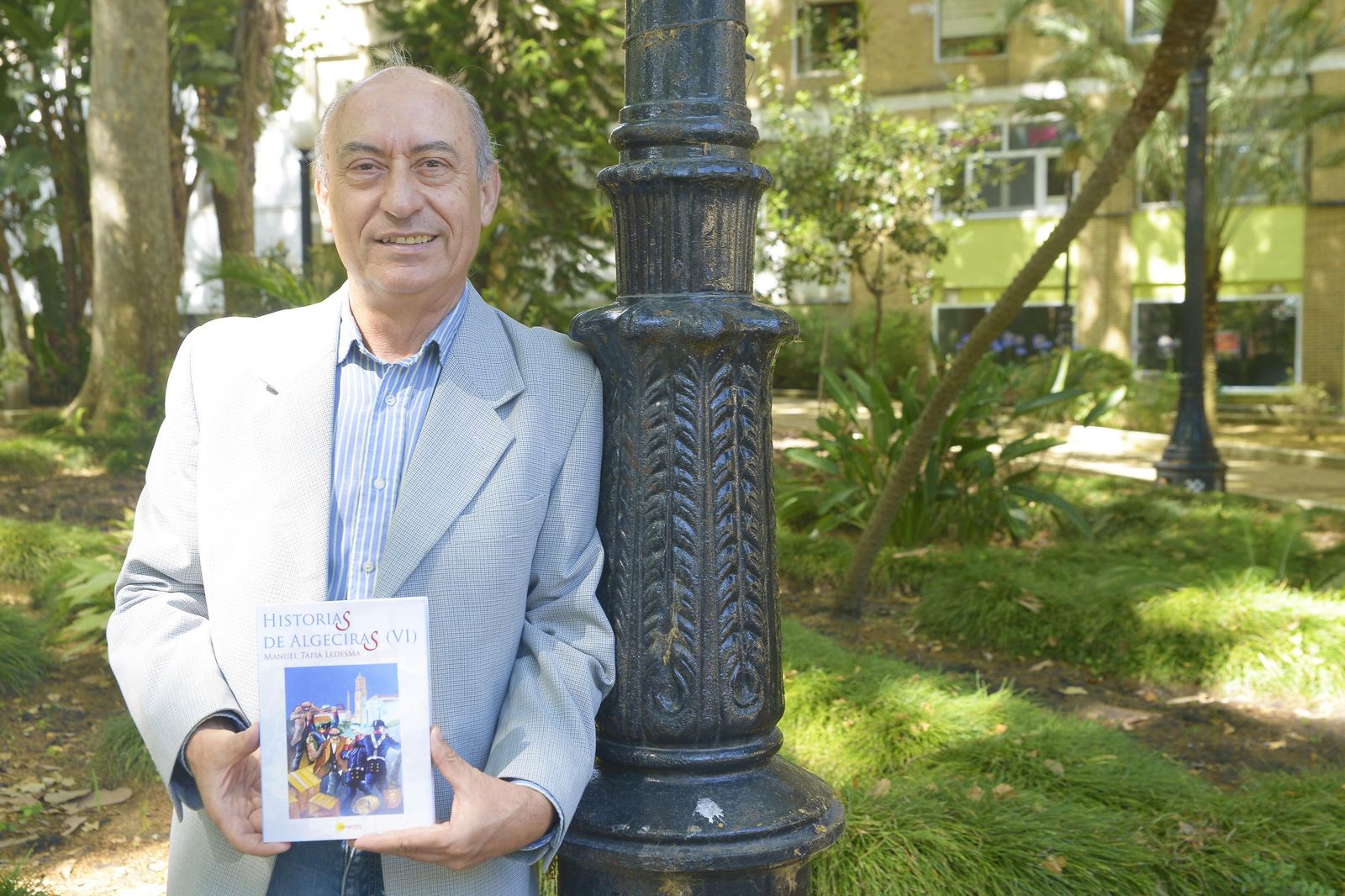 Manuel Tapia Ledesma posa con un ejemplar de su nuevo libro