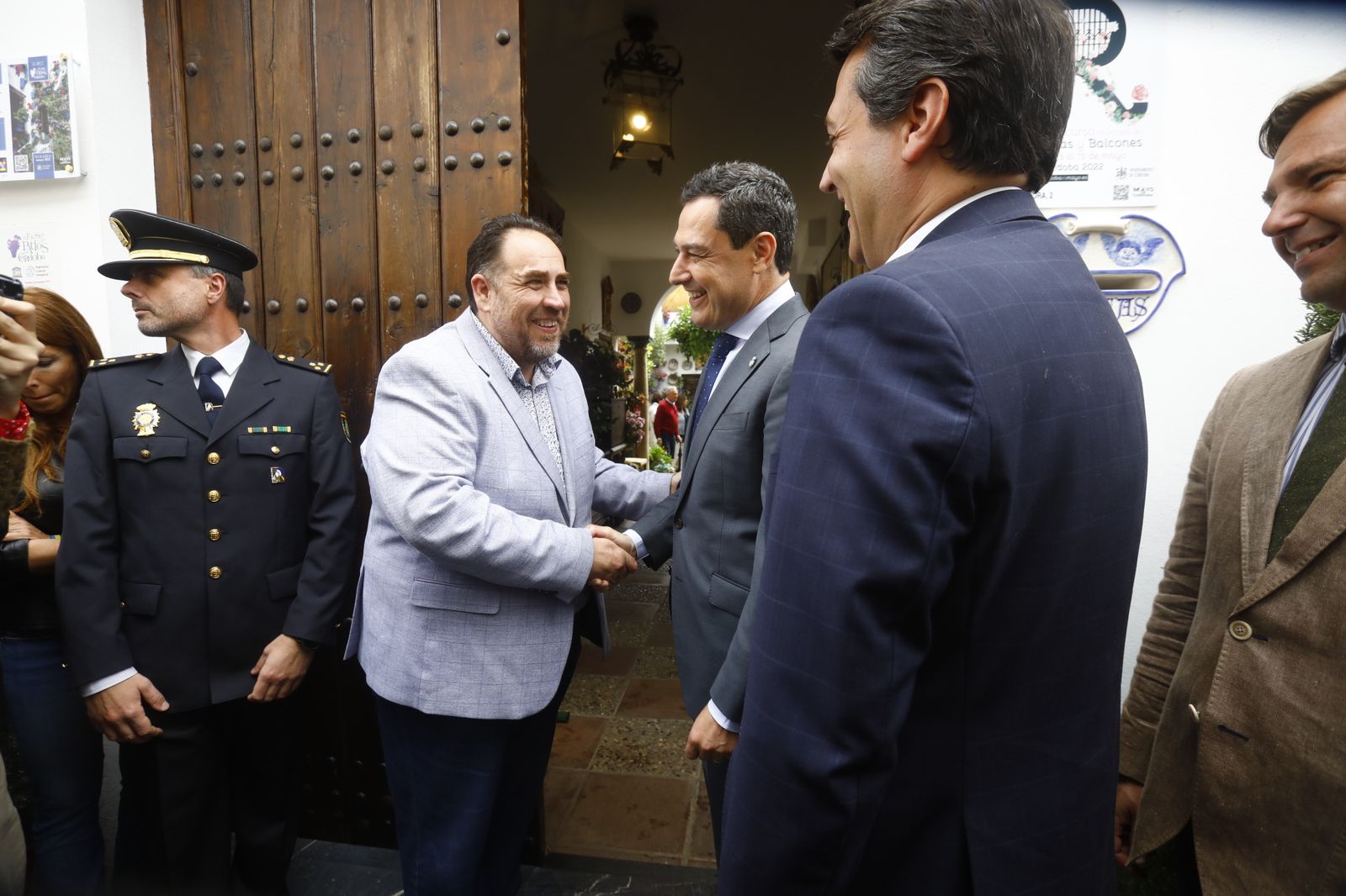 La visita de Juanma Moreno a los Patios de Córdoba, en imágenes.